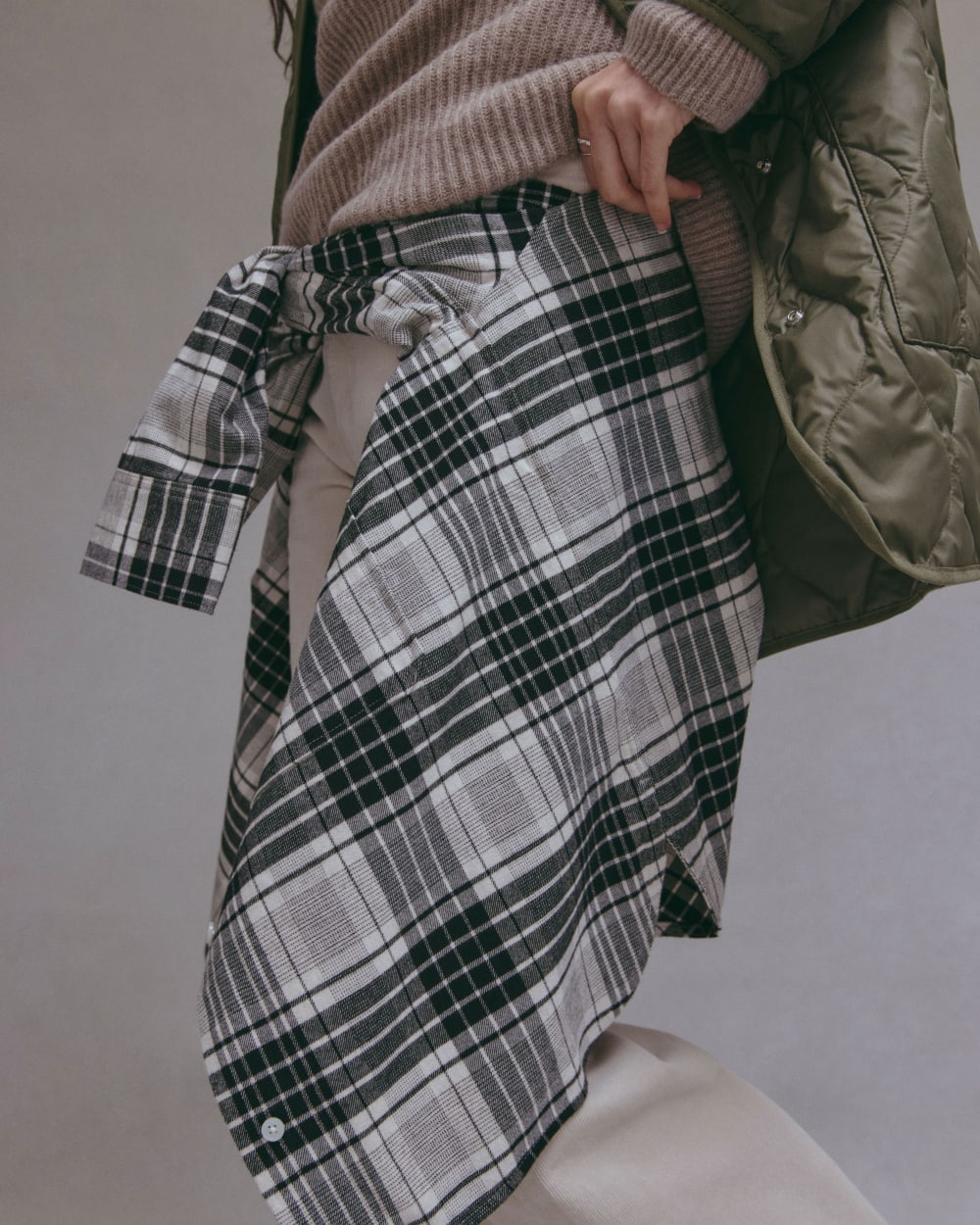 womens-flannel-boyfriend-shirt-light-heather-oat-black | editorial