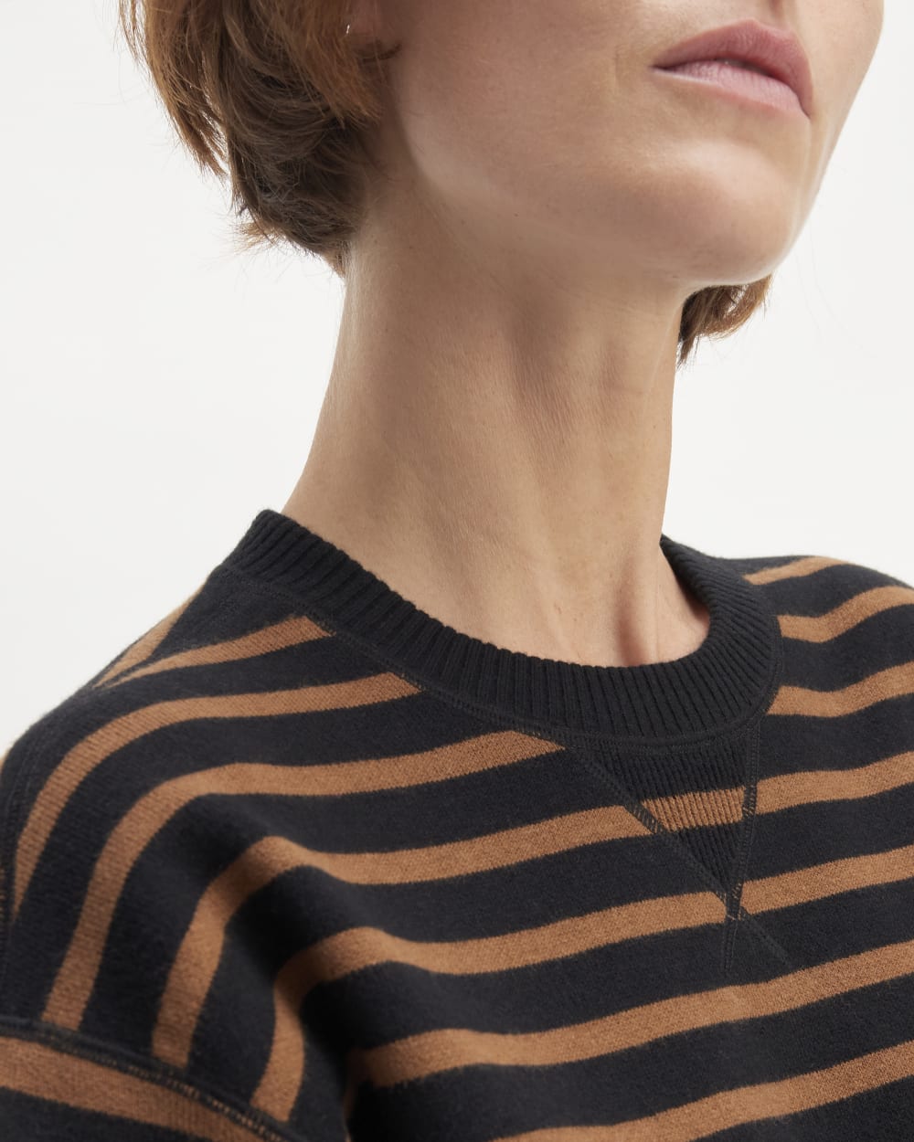 womens-knitted-sweatshirt-black-dark-camel