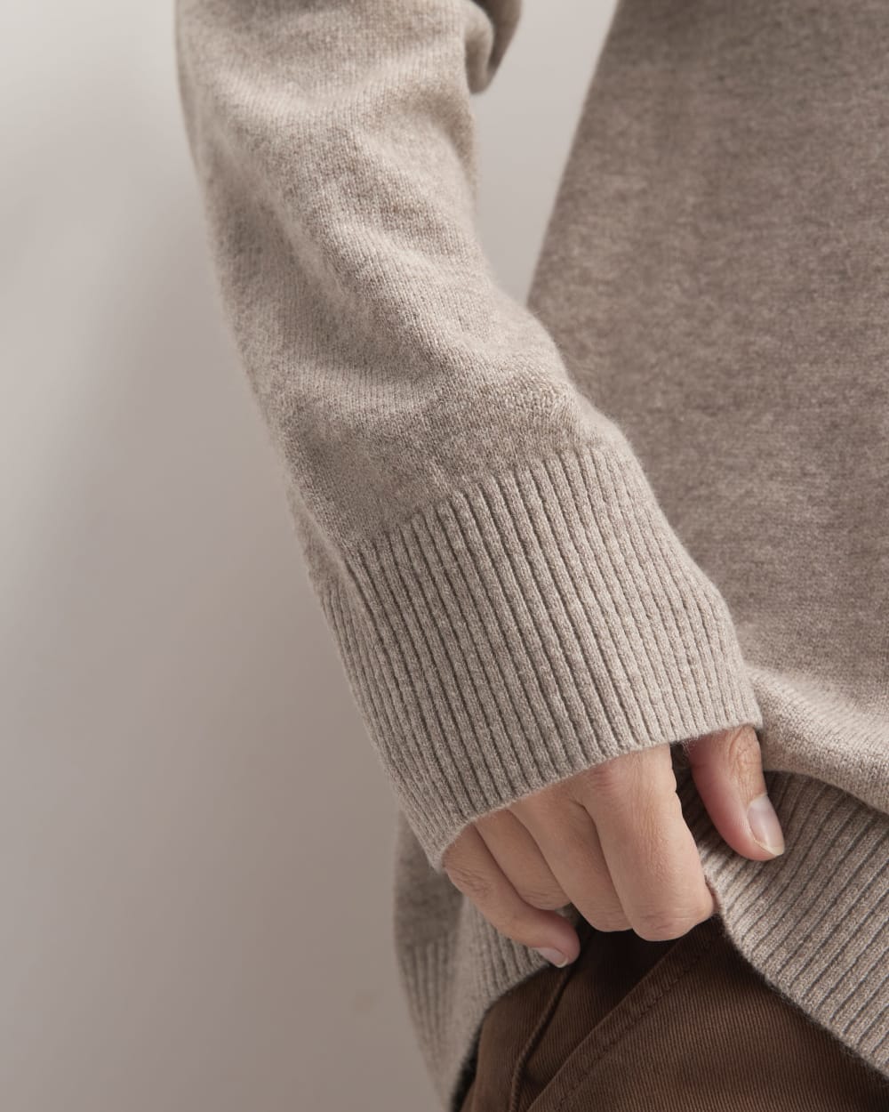 womens-cashmere-relaxed-v-neck-toasted-sesame