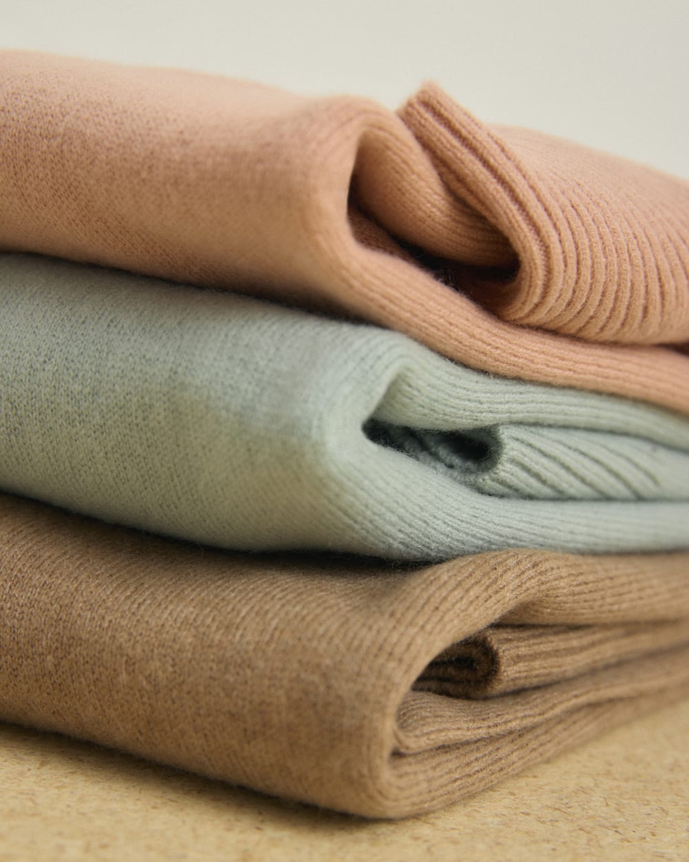 womens-cashmere-classic-crew-sweater-light-sage-green