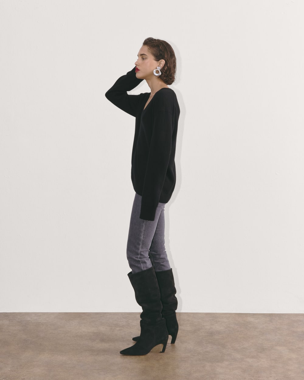 womens-cashmere-relaxed-v-neck-black